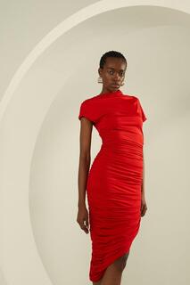 Асимметричное платье миди из облегающего джерси со сборками Karen Millen, красный