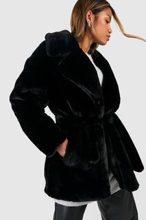 Короткое пальто из искусственного меха с поясом boohoo, черный