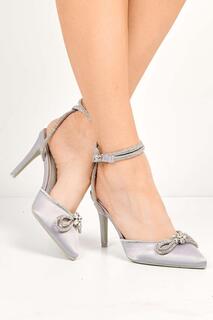 Natalie Атласные туфли-лодочки с острым носком и стразами, бантом и ремешком на каблуке Miss Diva, серебро