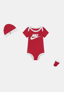 Кепка Nike Baby 3 Piece Gift Set Body Booties &amp; Beanie Unisex Nike, цвет gym red