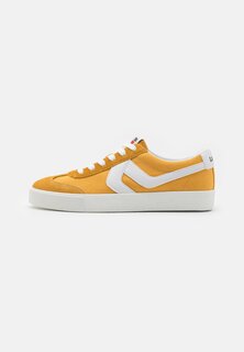 Низкие кроссовки Levi&apos;S Sneak Trainers Levi&apos;s, цвет medium yellow Levis