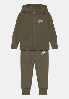 Спортивная куртка Sustainable Set Unisex Nike, цвет medium olive