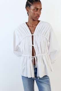 блузка женская Блузка приталенная с длинными рукавами и завязками Befree