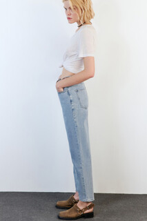 брюки джинсовые с ремнем женские Джинсы moms с высокой посадкой и ремнем Befree