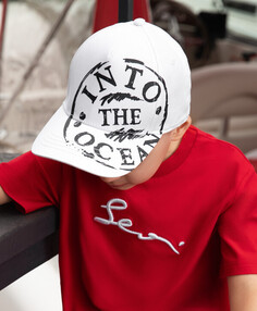 Бейсболка с крупным асимметричным принтом белая для мальчика Gulliver