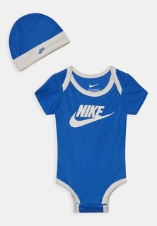 Кепка Nike Baby 3 Piece Gift Set Body Booties &amp; Beanie Unisex Nike, цвет game royal