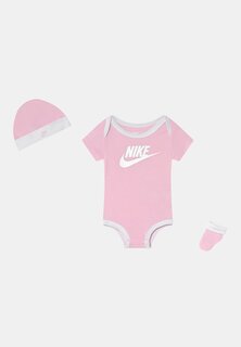 Кепка Nike Baby 3 Piece Gift Set Body Booties &amp; Beanie Unisex Nike, цвет pink foam