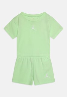 Базовая футболка Jordan Essentials Set Jordan, цвет vapor green
