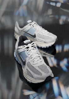 Низкие кроссовки Zoom Vomero 5 Nike, цвет platinum tint/black/light armory blue/phantom/white/metallic platinum