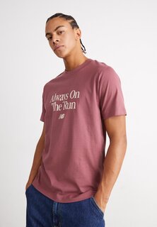 футболка с принтом Run Slogan Relaxed Tee New Balance, цвет washed burgundy