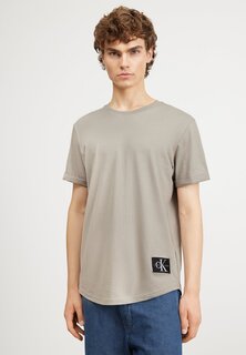 Базовая футболка Badge Turn Up Sleeve Calvin Klein Jeans, цвет elephant skin