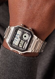 Цифровые часы Casio, серебро