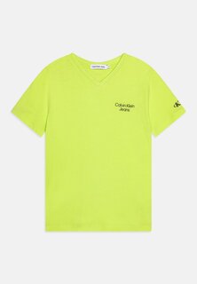 Базовая футболка STACK LOGO V-NECK Calvin Klein Jeans, цвет sharp green