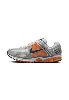 Кроссовки низкие VOMERO Nike Sportswear, цвет platinum tint/dk obsidian-cool grey-white-safety orange-mtlc silver