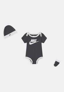 Шапка NIKE BABY 3 PIECE GIFT SET BODY BOOTIES &amp; BEANIE UNISEX Nike Sportswear, цвет anthracite