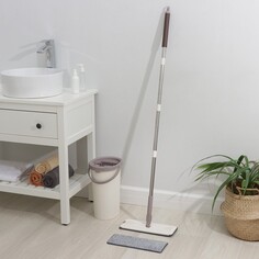 Швабра с отжимом и ведро доляна: ведро с отсеками для полоскания и отжима 9,3 л, швабра плоская, запасная насадка из микрофибры