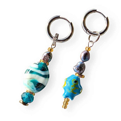 Серьги KOKOSHNIKI Cерьги длинные асимметричные с бусинкой карамелькой и рыбкой