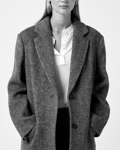 Пальто из шерсти коричневого цвета «в елочку»