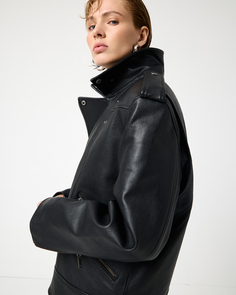 Косуха черного цвета из натуральной кожи классического кроя