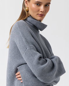 Свитер оверсайз с широким рукавом серого цвета