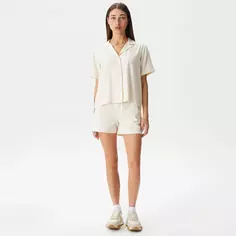 Женские короткие однотонные шорты Lacoste