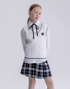 Белый жилет с V-вырезом и патчем Gloria Jeans