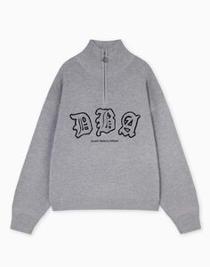 Серый джемпер oversize с воротником на молнии и патчем Gloria Jeans