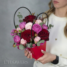 Букет живых цветов LFLOWERS Сумочка Ягодки Lflowers