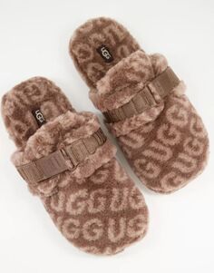 Коричневые тапочки из овчины Ugg fluff it pop с логотипом по всей поверхности