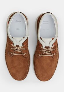 Низкие кроссовки Bata, бежевые
