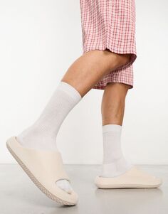 Бежевые массивные шлепанцы Bershka