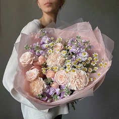 Букет живых цветов VERESK Авторский букет с пионовидными розами, ромашками и маттиолой Вереск