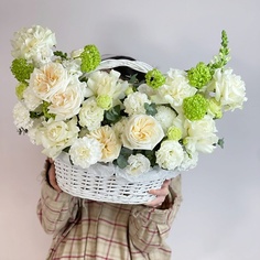 Букет MARIMAY Белый сад — утончённая корзина с кремовыми розами и эустомой
